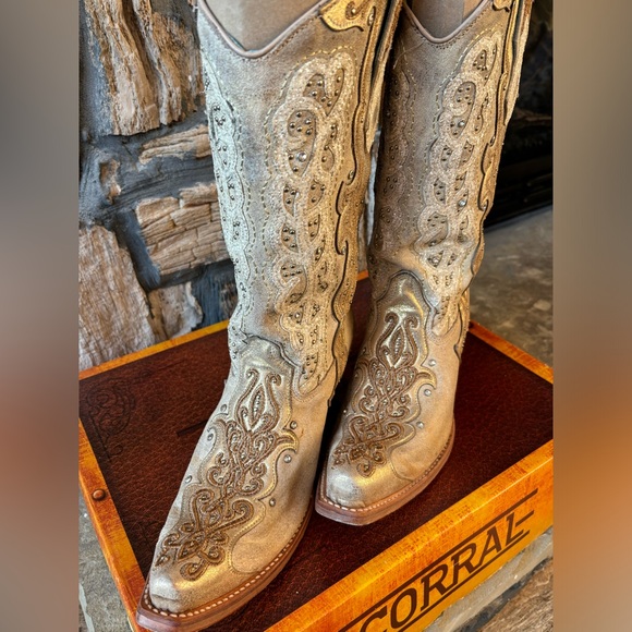 COPY - Corral 11M Gold/Bone Embroidery Crystals Studs Snip Toe Cowboy Boot - Picture 11 of 13